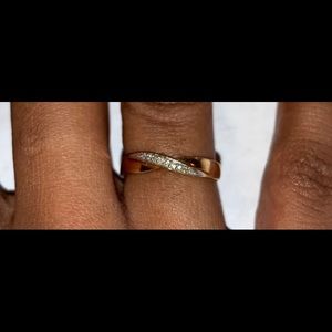 KAY JEWELERS 10k GOLD BAND WITH DIAMOND ACCENTS